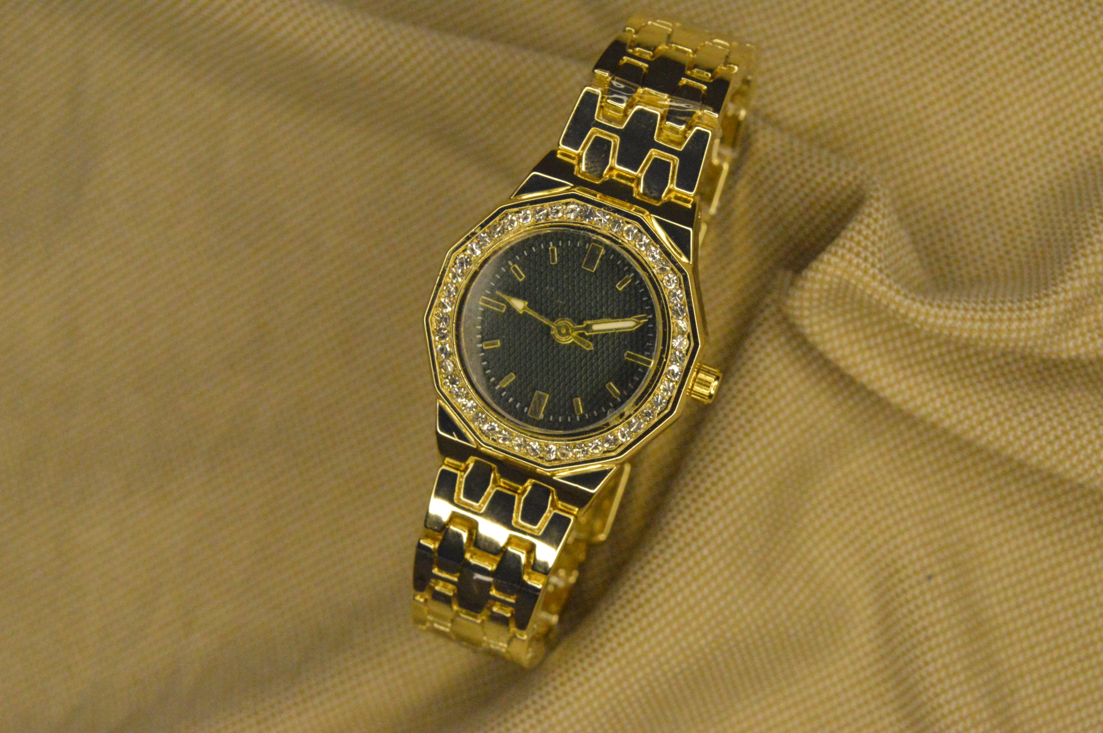 Aurex Muadil Model Kadın Kol Saati Gold