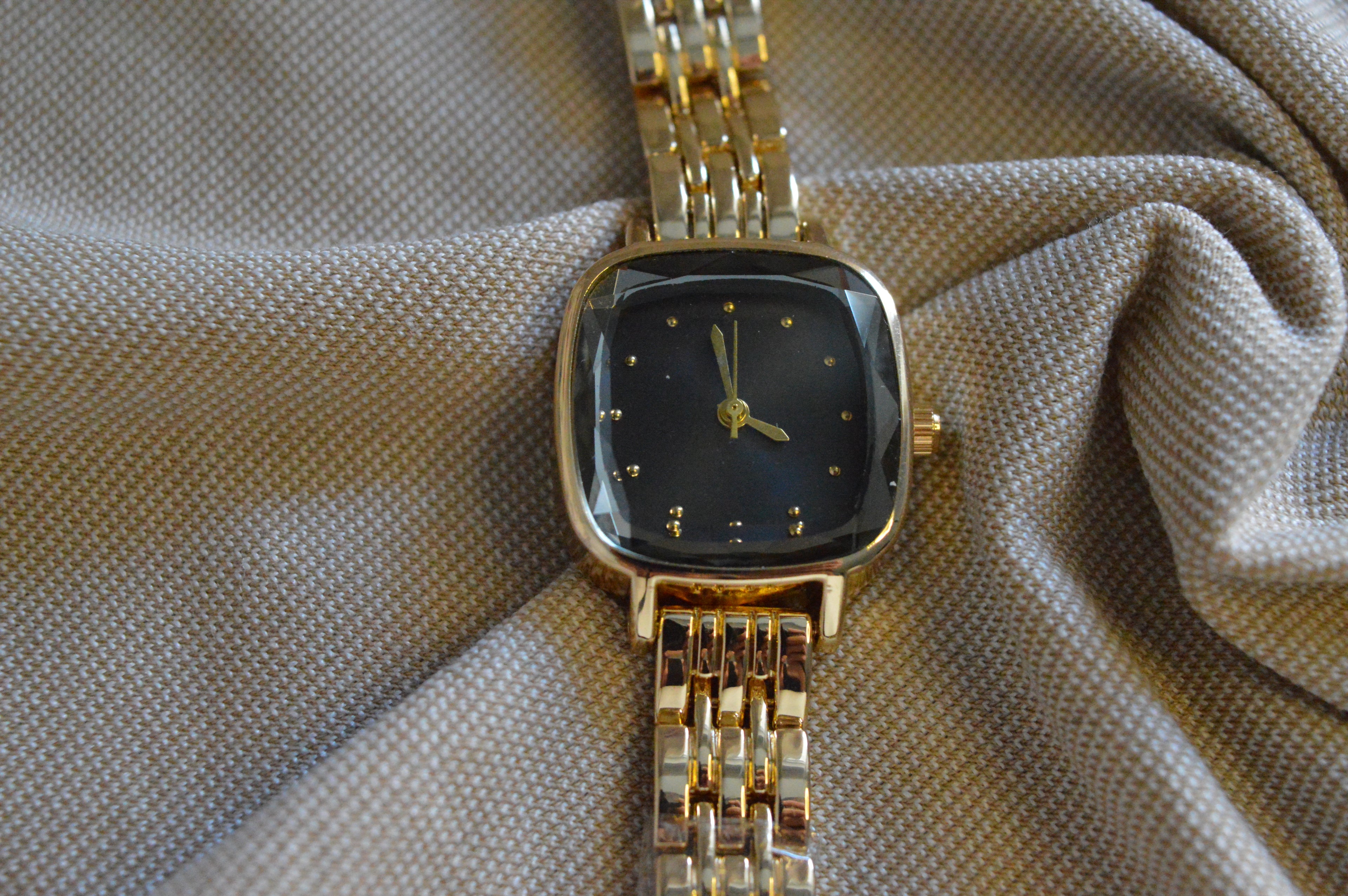 Siyah Kadran Altın Renk Lüks Kadın Saati