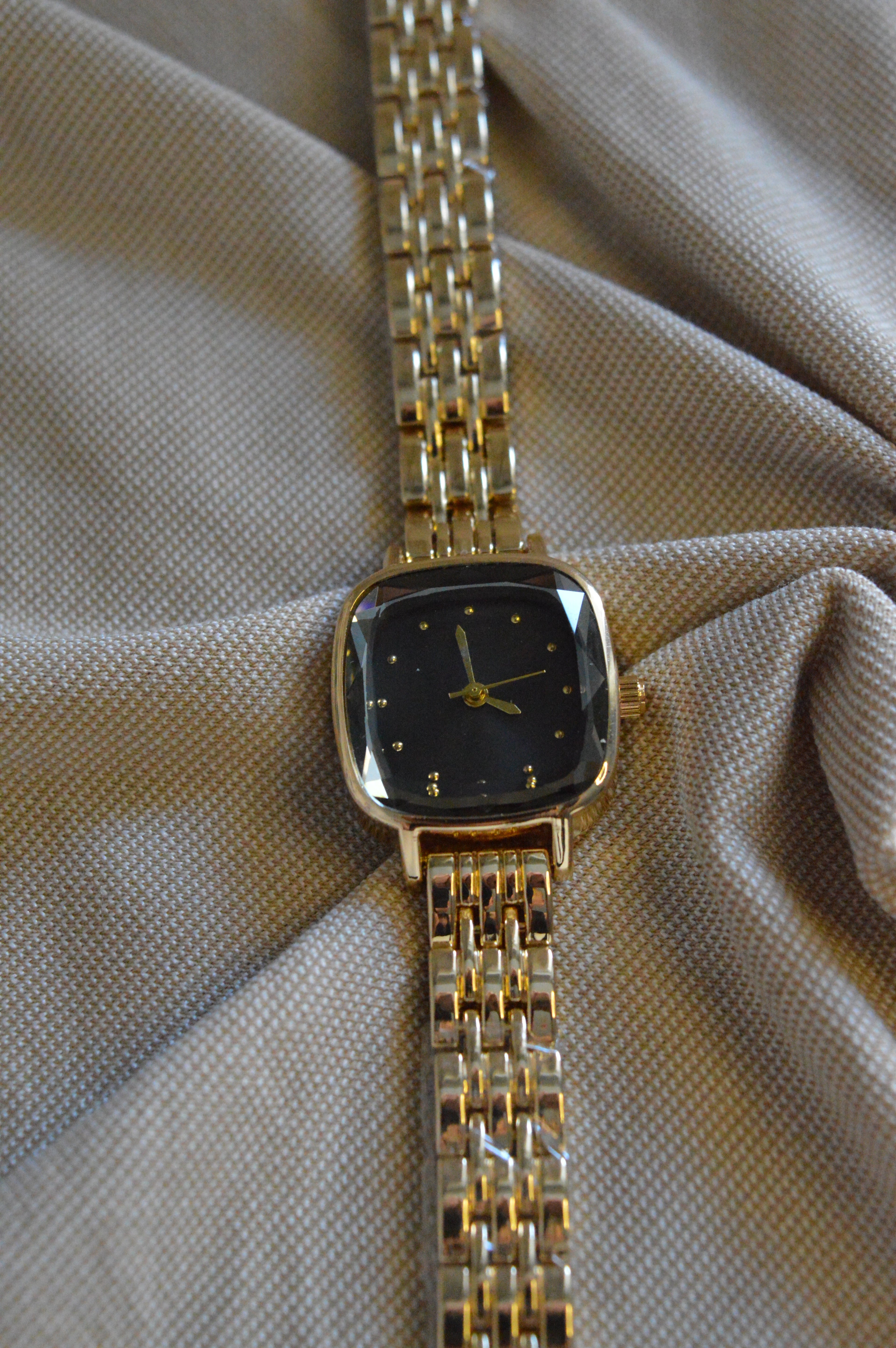 Siyah Kadran Altın Renk Lüks Kadın Saati