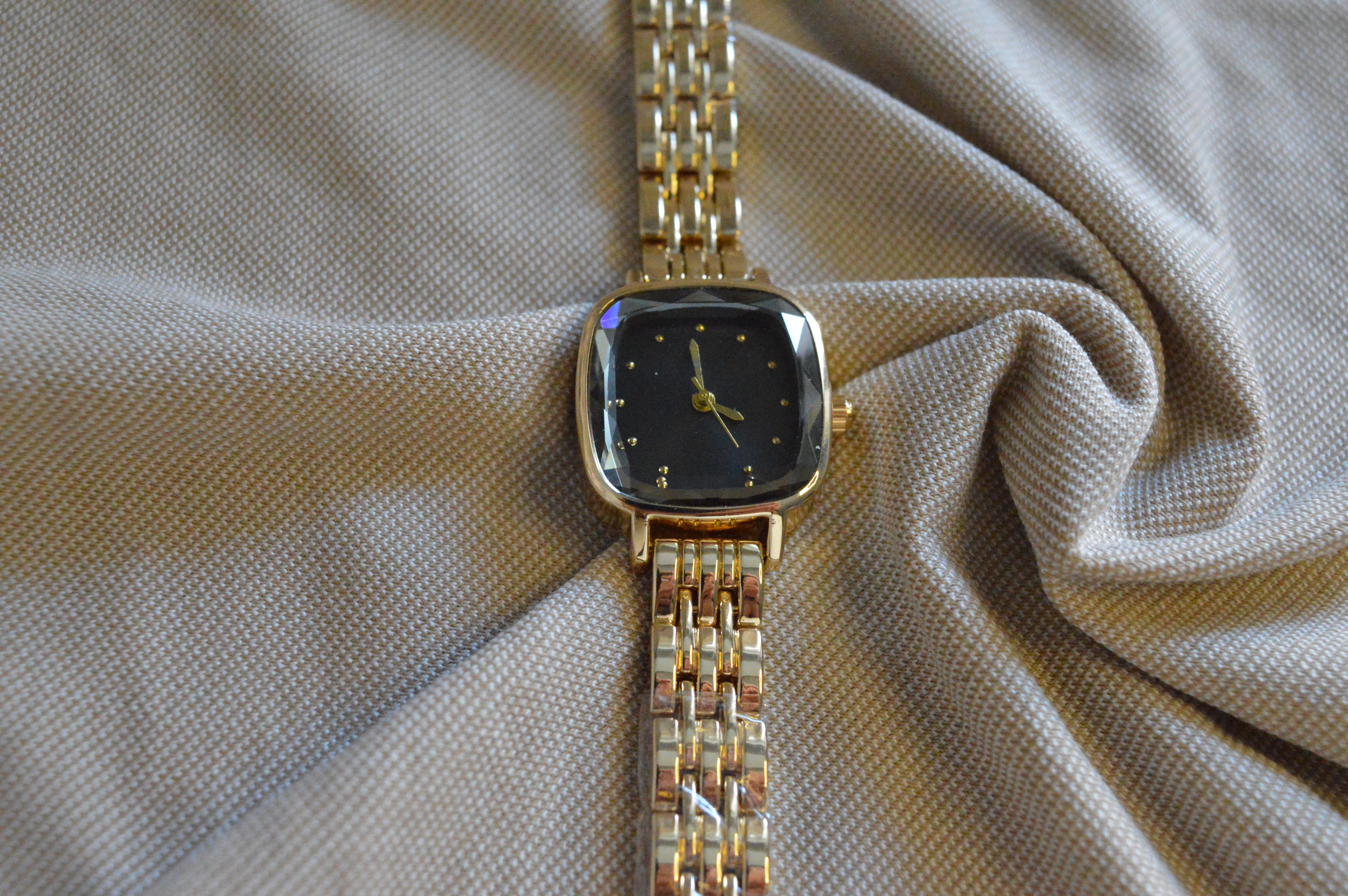 Siyah Kadran Altın Renk Lüks Kadın Saati