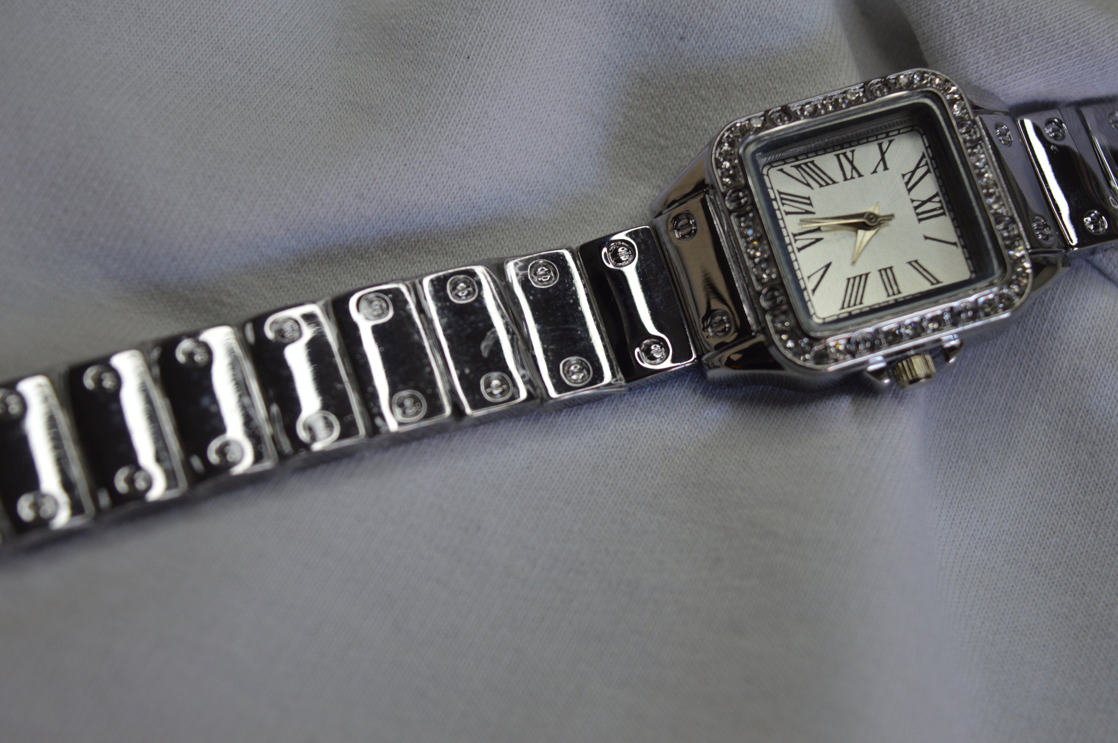 Zarif Taş Detaylı Kadın Kol Saati – Gümüş Metal Kordon