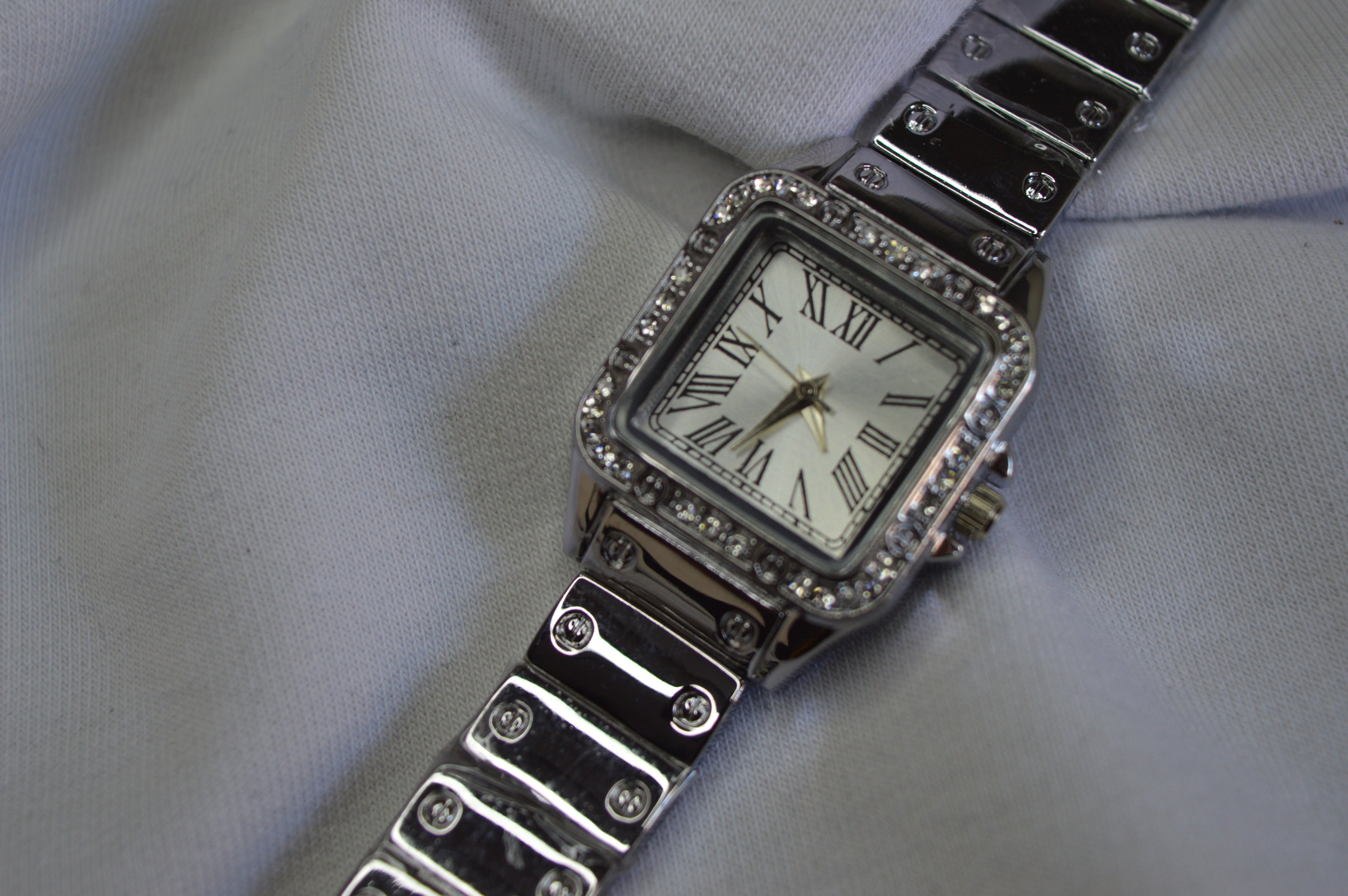 Zarif Taş Detaylı Kadın Kol Saati – Gümüş Metal Kordon