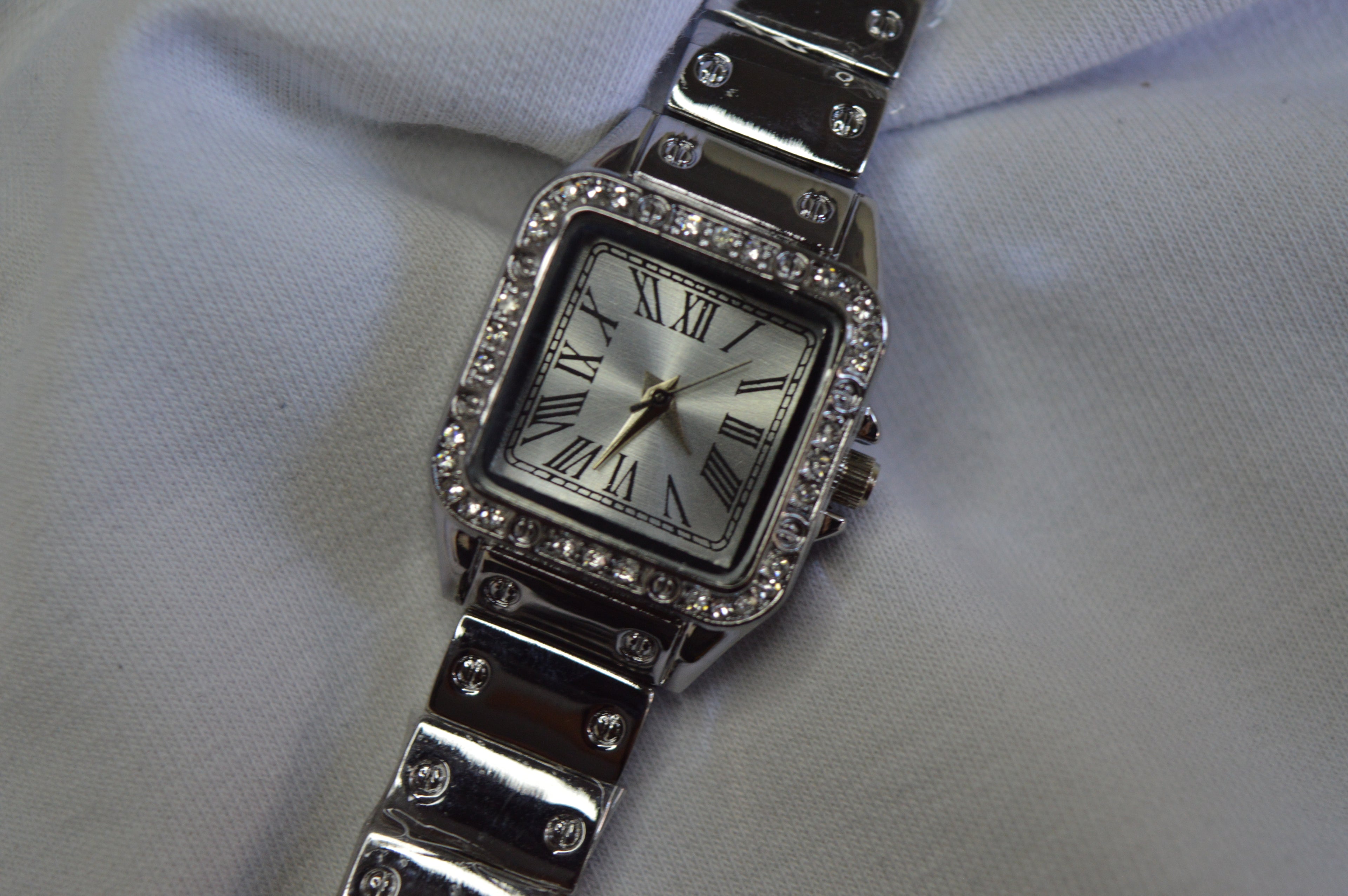 Zarif Taş Detaylı Kadın Kol Saati – Gümüş Metal Kordon