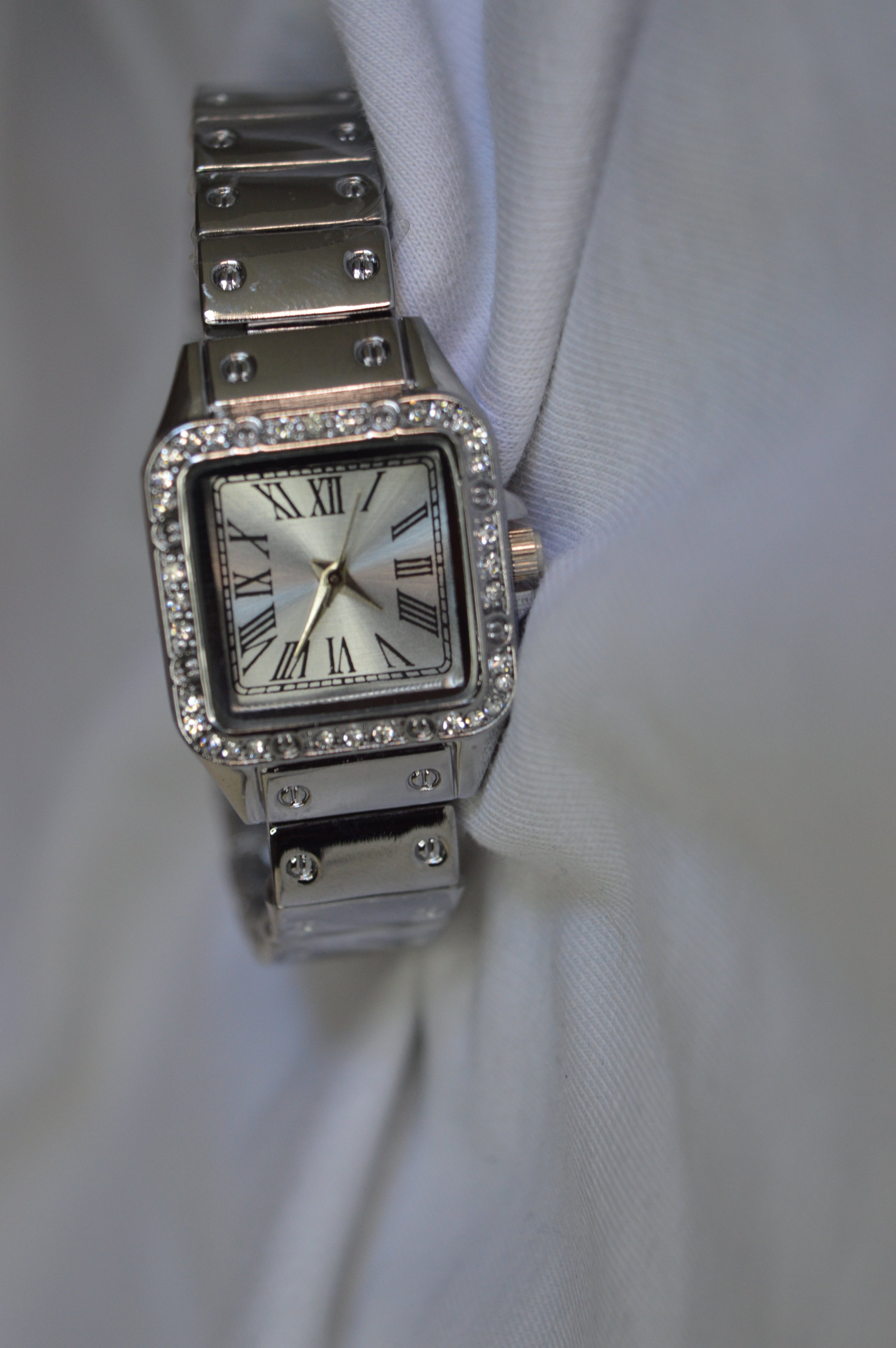 Zarif Taş Detaylı Kadın Kol Saati – Gümüş Metal Kordon