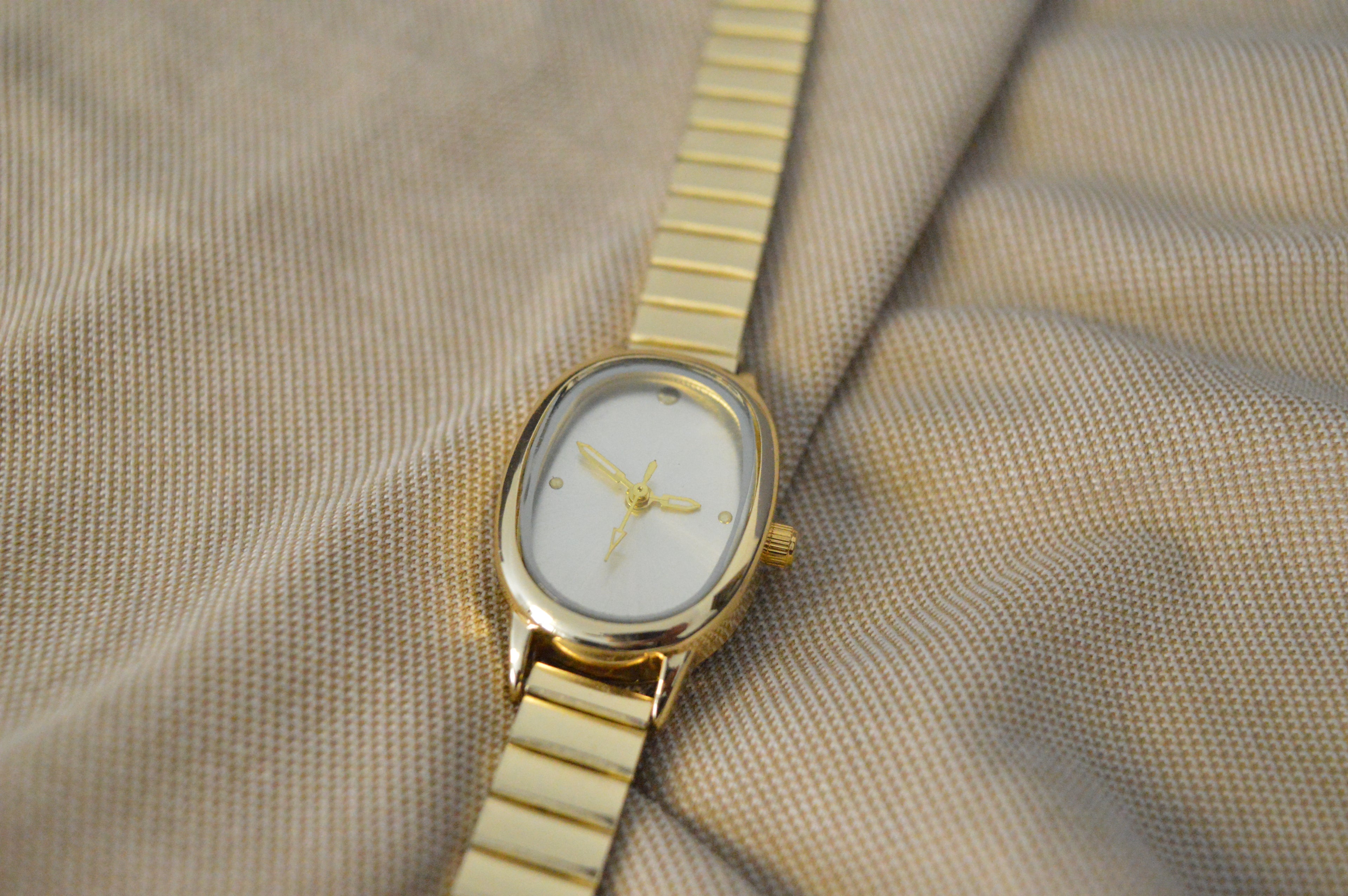 Klasik Altın Renkli Oval Kol Saati