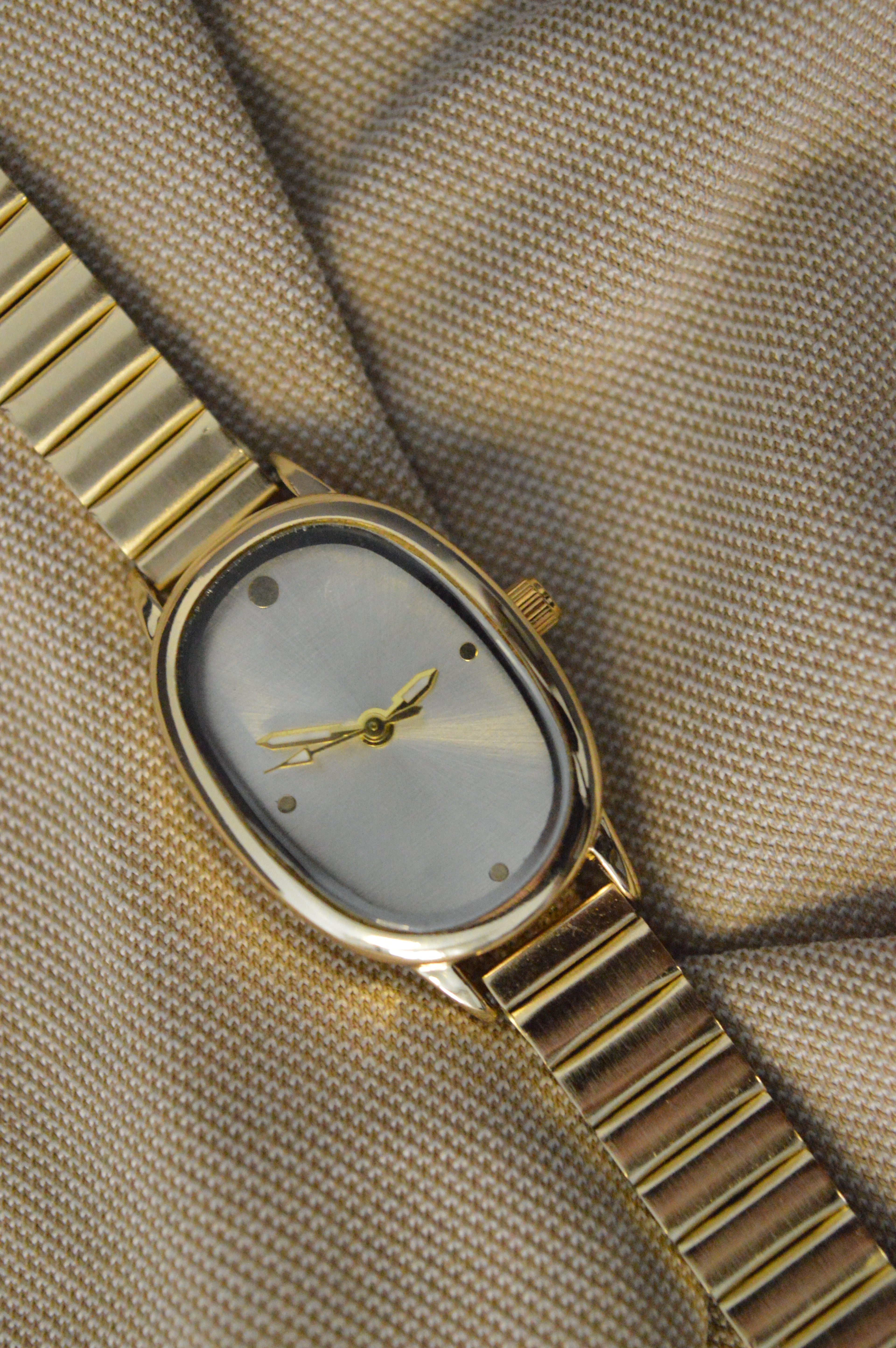 Klasik Altın Renkli Oval Kol Saati