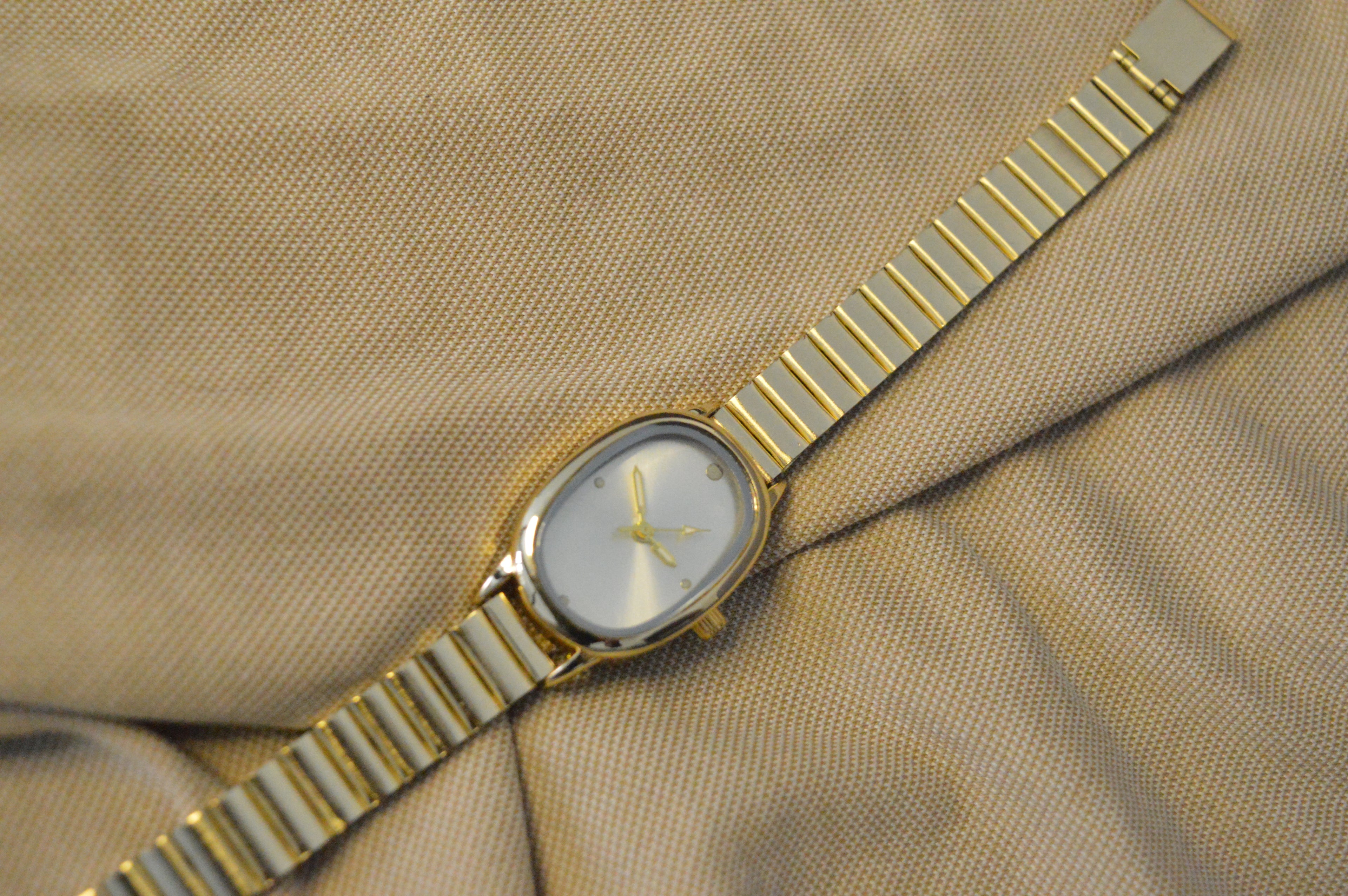 Klasik Altın Renkli Oval Kol Saati