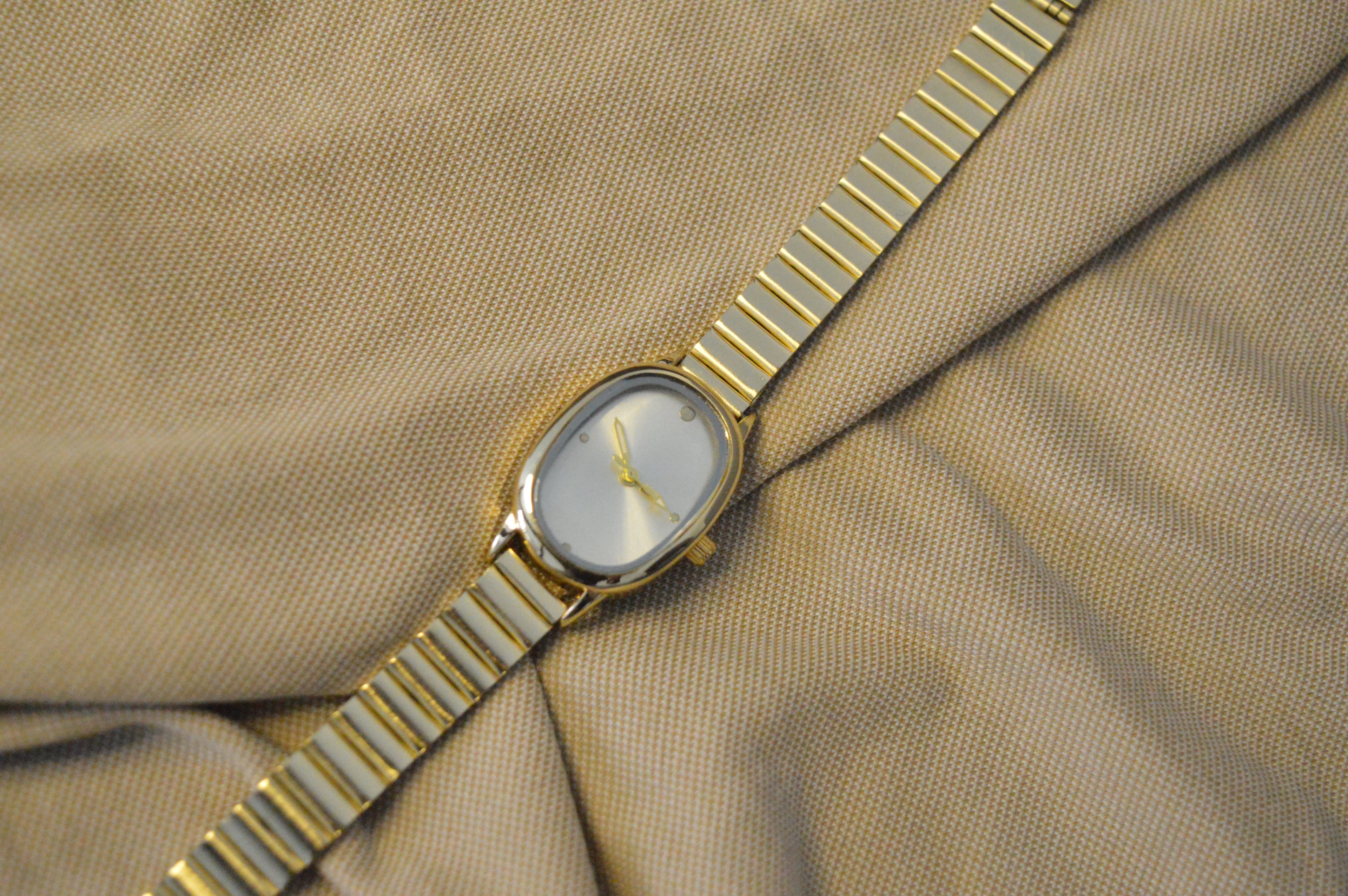 Klasik Altın Renkli Oval Kol Saati