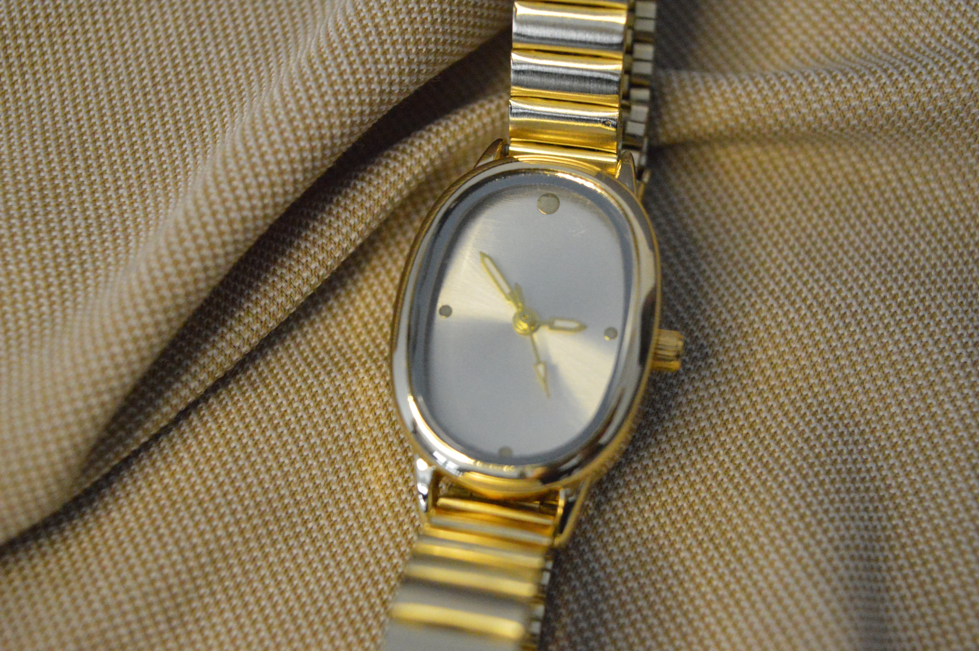 Klasik Altın Renkli Oval Kol Saati