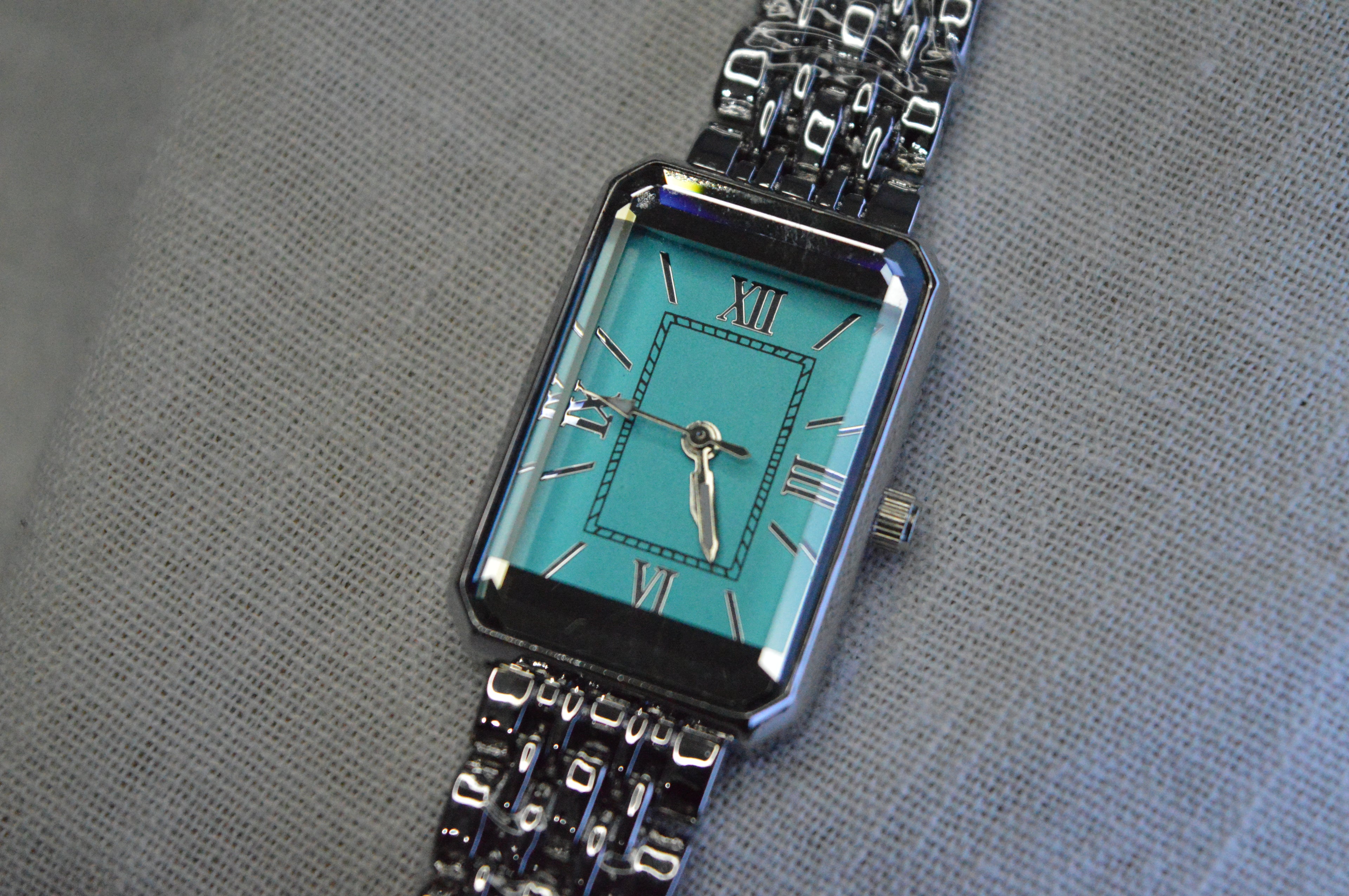 Gümüş Zincir Kordonlu Turkuaz Kadın Kol Saati – Zarif ve Klasik Tasarım