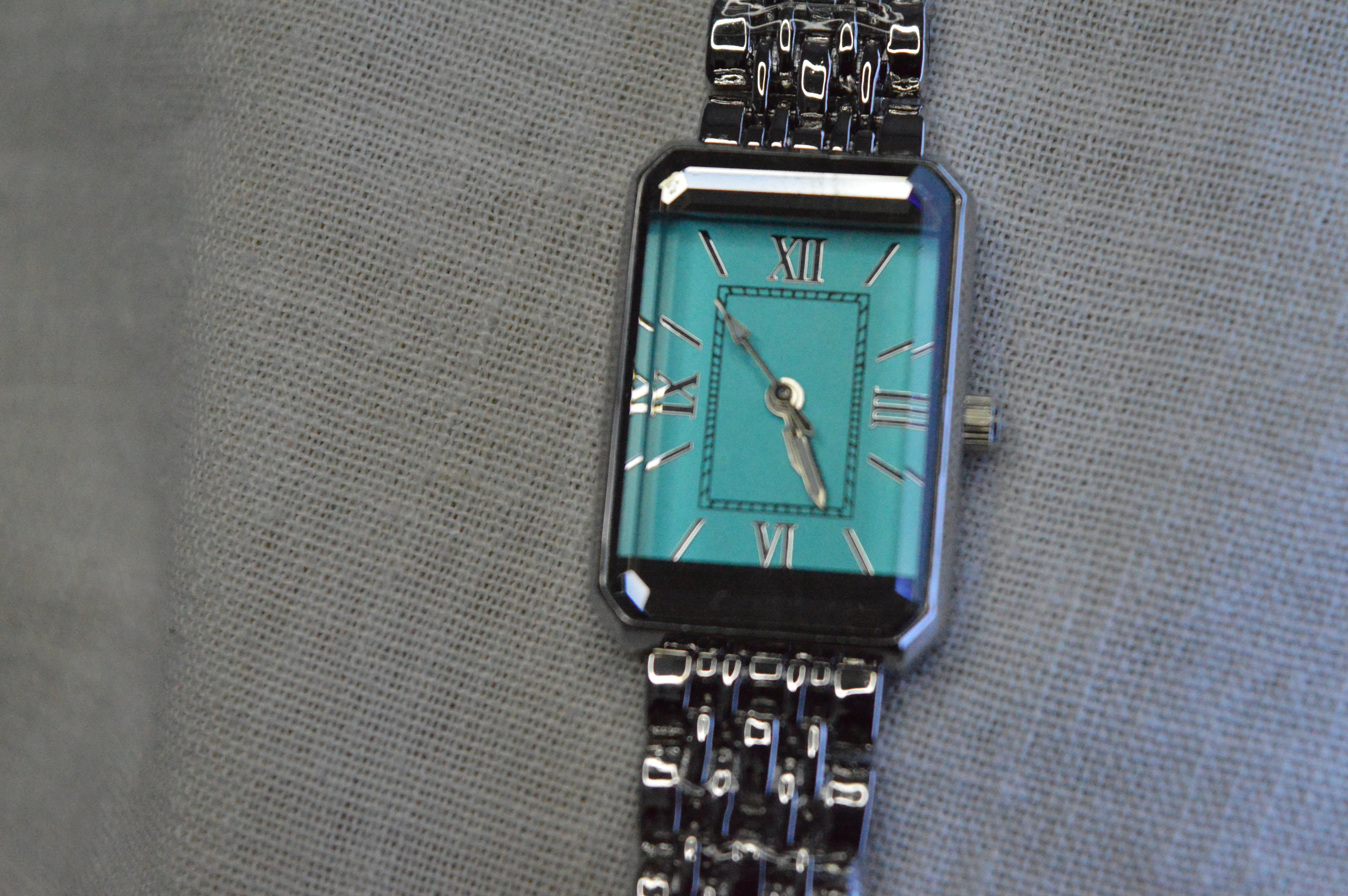 Gümüş Zincir Kordonlu Turkuaz Kadın Kol Saati – Zarif ve Klasik Tasarım