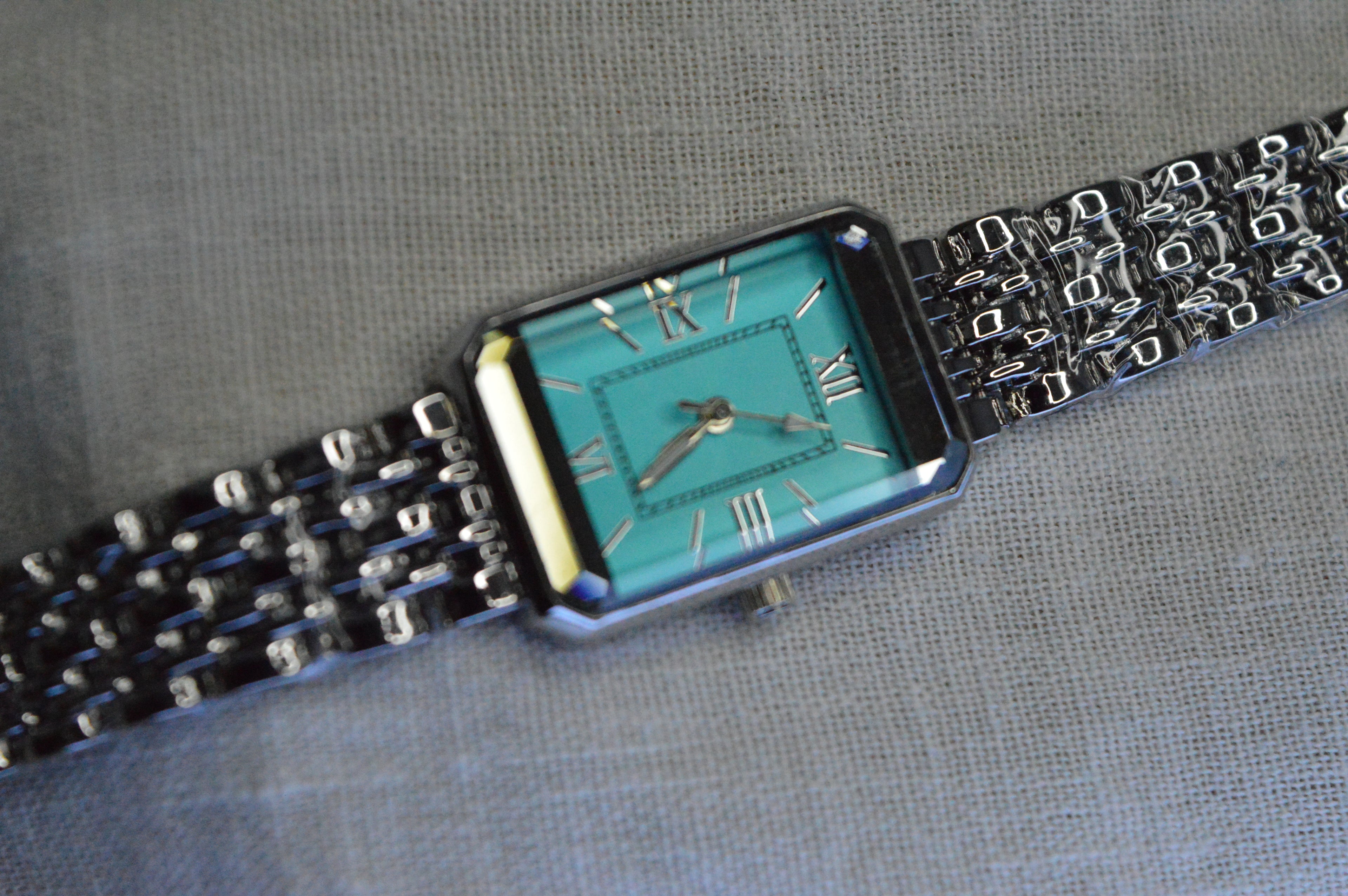 Gümüş Zincir Kordonlu Turkuaz Kadın Kol Saati – Zarif ve Klasik Tasarım