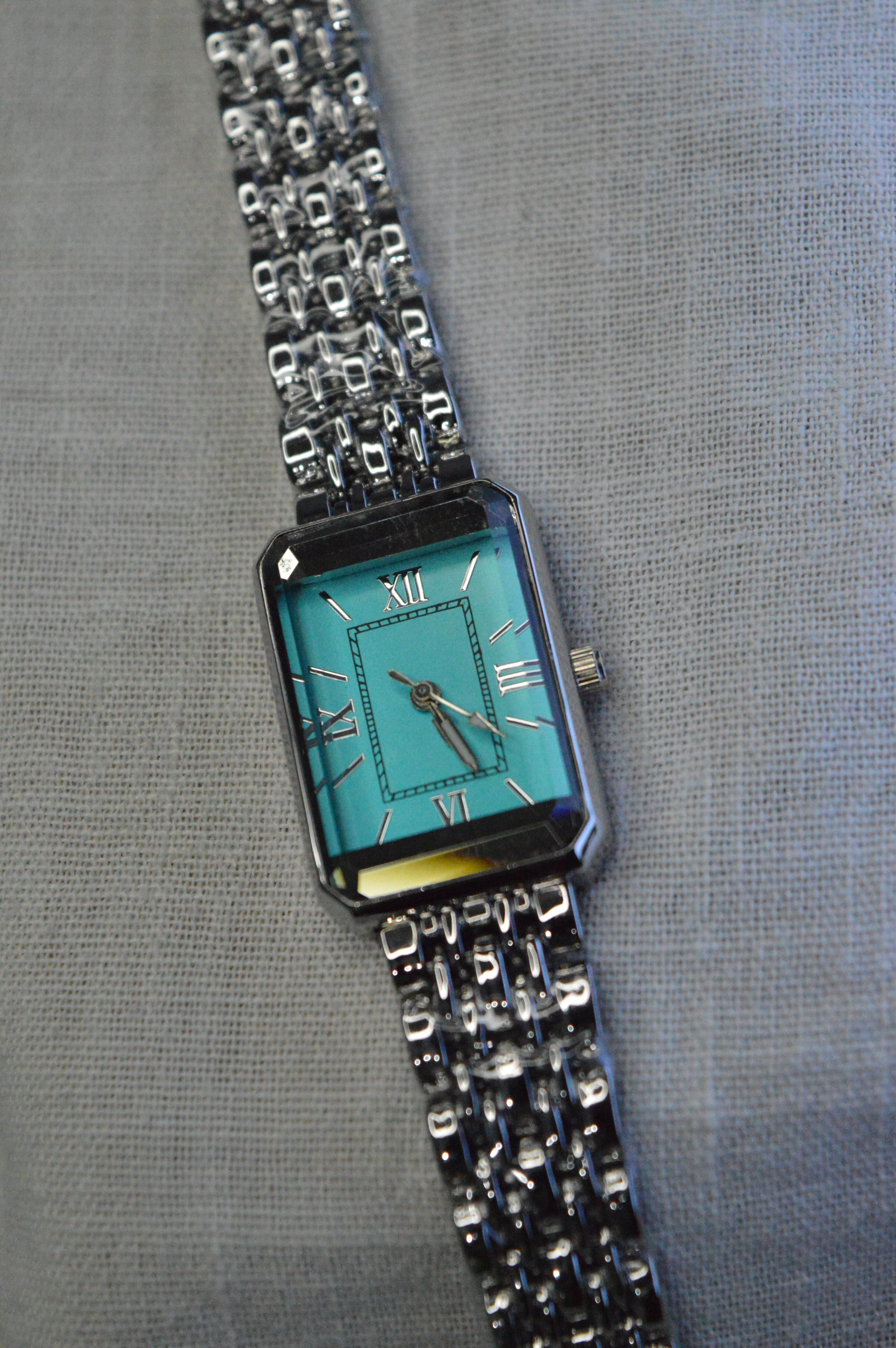 Gümüş Zincir Kordonlu Turkuaz Kadın Kol Saati – Zarif ve Klasik Tasarım