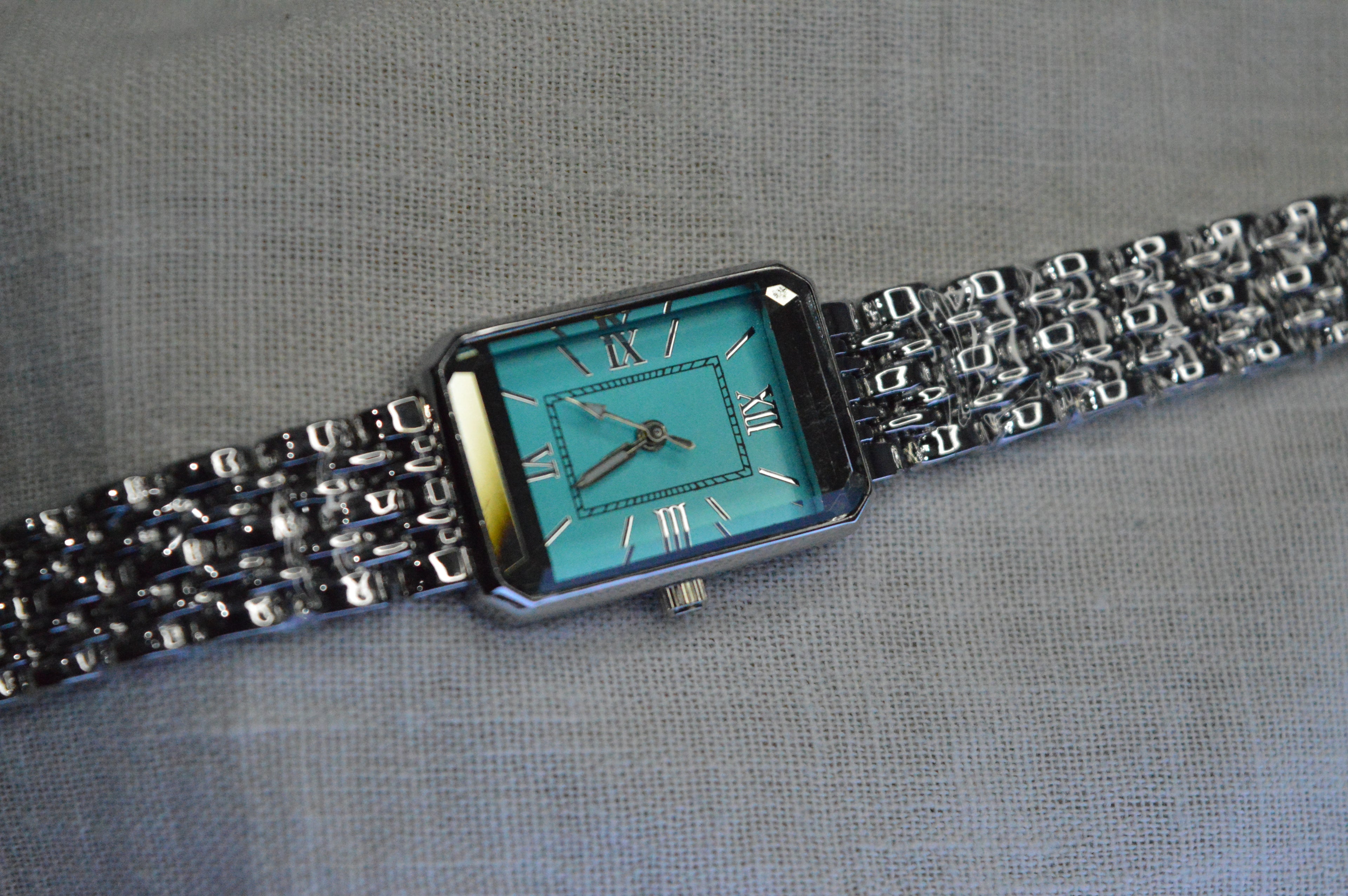 Gümüş Zincir Kordonlu Turkuaz Kadın Kol Saati – Zarif ve Klasik Tasarım